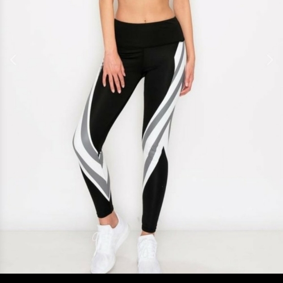 𝅺KIMBERLY C White & Black Stripe Leggings - Picture 1 of 13